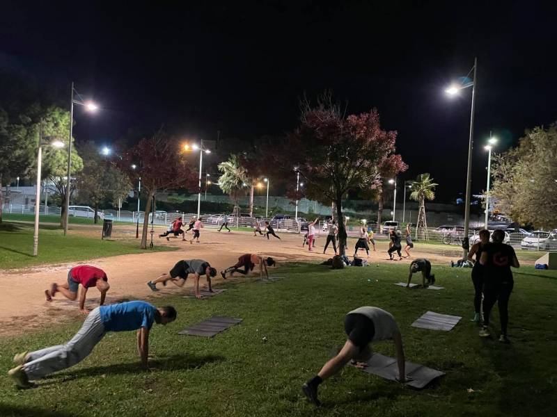 Cours de sport collectif en extérieur avec coach à Toulon Var